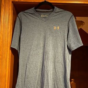 Mens Under Armour v neck shirt sleeve shirt.